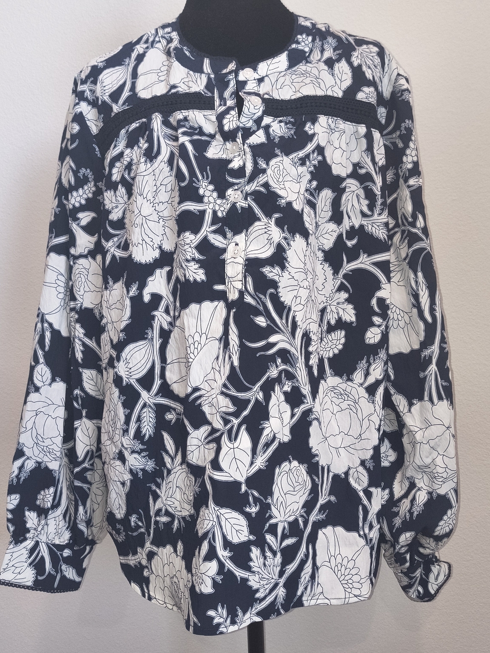 Time and Tru Navy and White Floral Buttoned Blouse XL